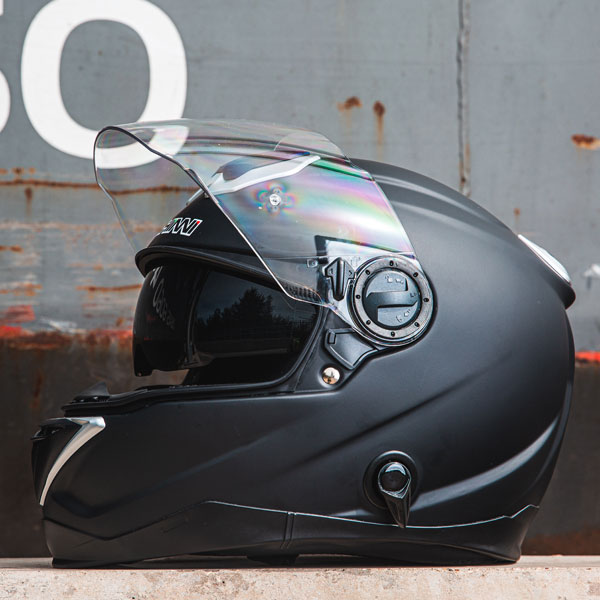 duchinni_helmet_d1300_matt-black_lifestyle1.jpg