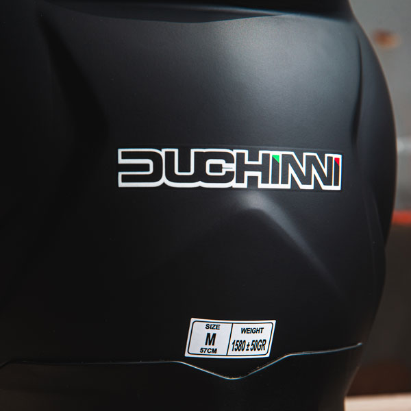 duchinni_helmet_d1300_matt-black_lifestyle2.jpg