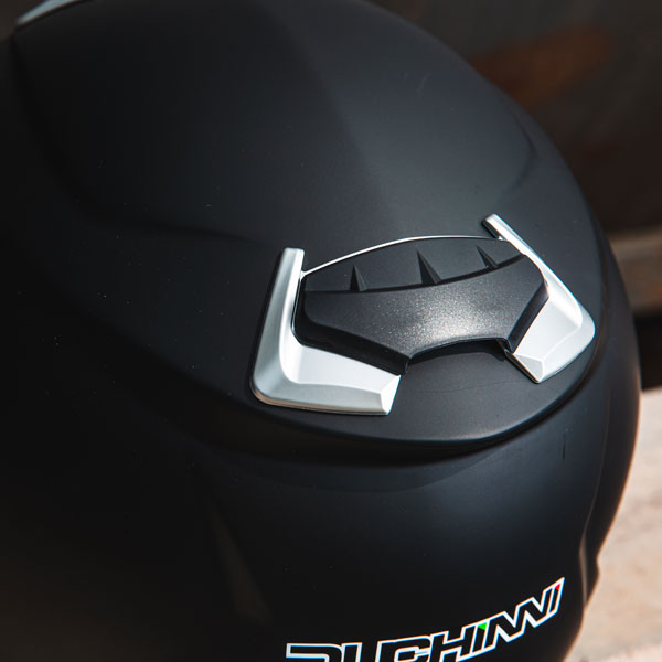 duchinni_helmet_d1300_matt-black_lifestyle3.jpg