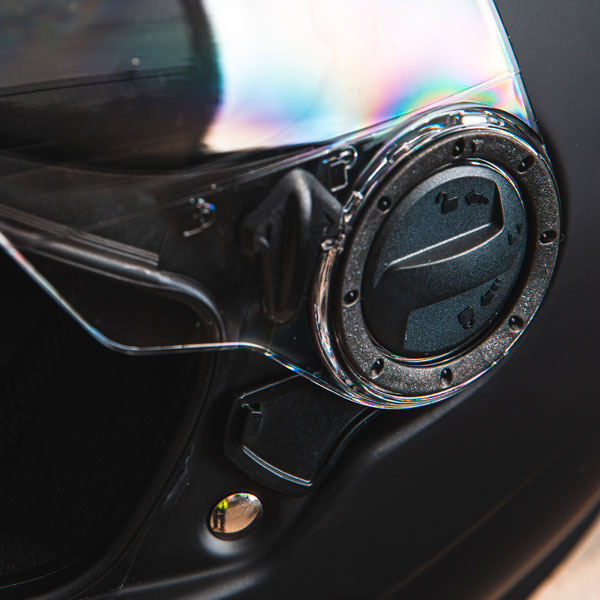 duchinni_helmet_d1300_matt-black_lifestyle5.jpg