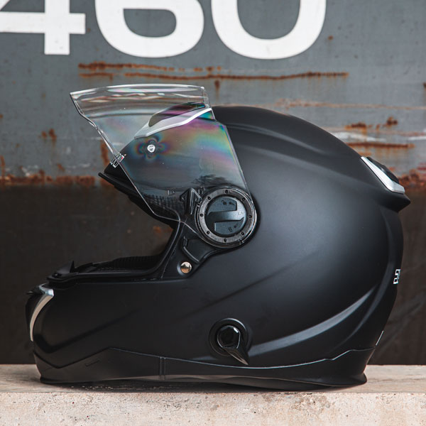 duchinni_helmet_d1300_matt-black_lifestyle6.jpg