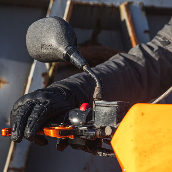 dxr_gloves-leather_ttr-waterproof-ce_black_lifestyle3.jpg