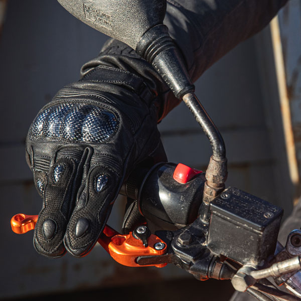 dxr_gloves-leather_winter-carbon_black_lifestyle1.jpg