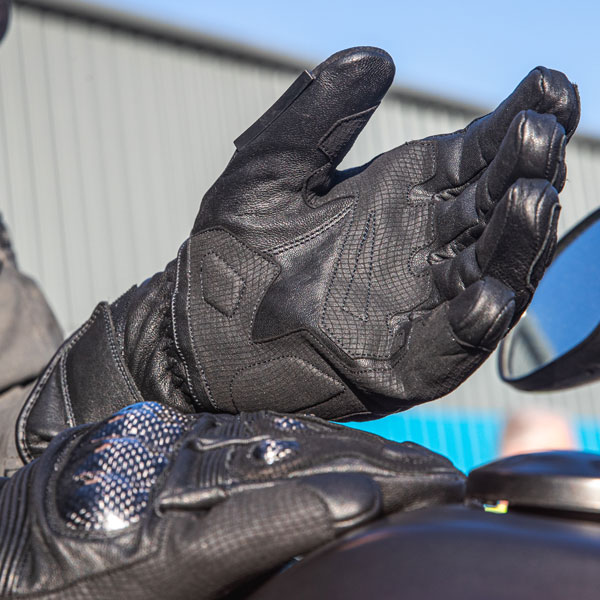 dxr_gloves-leather_winter-carbon_black_lifestyle9.jpg