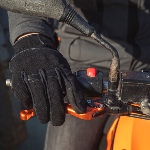 dxr_gloves-mixed_pulsion_black_lifestyle1.jpg