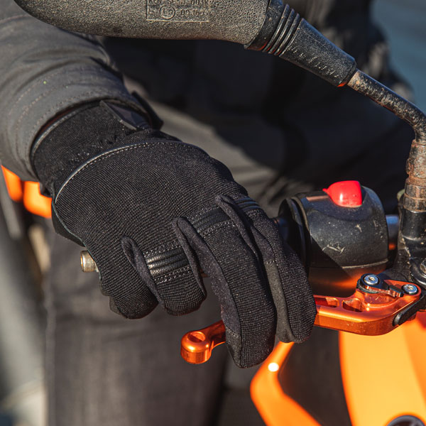 dxr_gloves-mixed_pulsion_black_lifestyle2.jpg