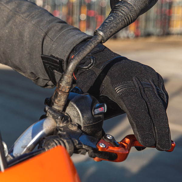 dxr_gloves-mixed_pulsion_black_lifestyle3.jpg