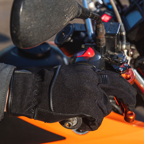 dxr_gloves-mixed_pulsion_black_lifestyle4.jpg