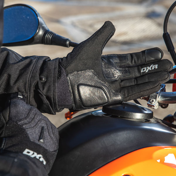 dxr_gloves-textile_fitter-evo-ce_black_lifestyle2.jpg