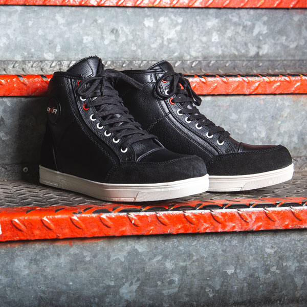 dxr_leather_boots_santa-cruz_black_lifestyle1.jpg