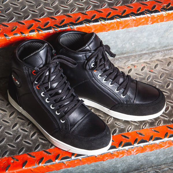 dxr_leather_boots_santa-cruz_black_lifestyle3.jpg