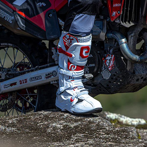 eleveit_boots_x-legend-evo_white_lifestyle1.jpg