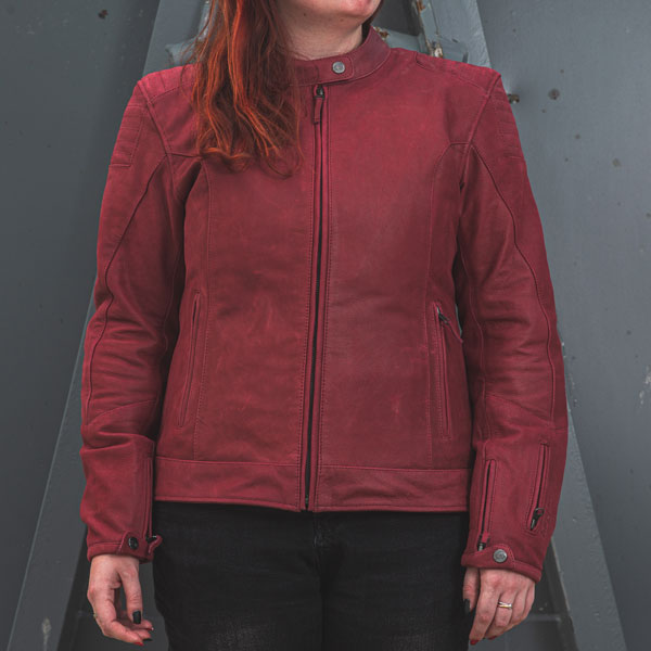 furygan_ladies_jacket-leather_debbie_bordeaux_lifestyle1.jpg
