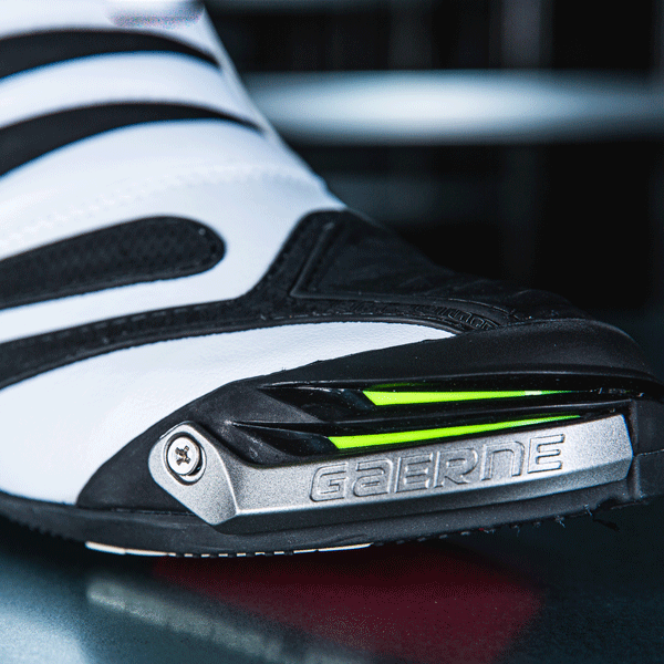 gaerne_boots_gp1-evo_black-yellow_lifestyle5.gif