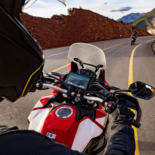 garmin_sat-nav_zumo-xt-2_lifestyle.jpg