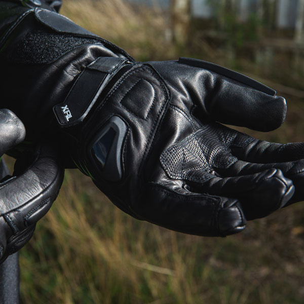 gerbing_heated-gloves-leather_xrl_black_lifestyle2.jpg
