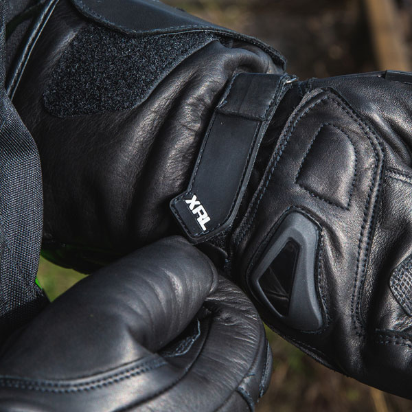 gerbing_heated-gloves-leather_xrl_black_lifestyle4.jpg