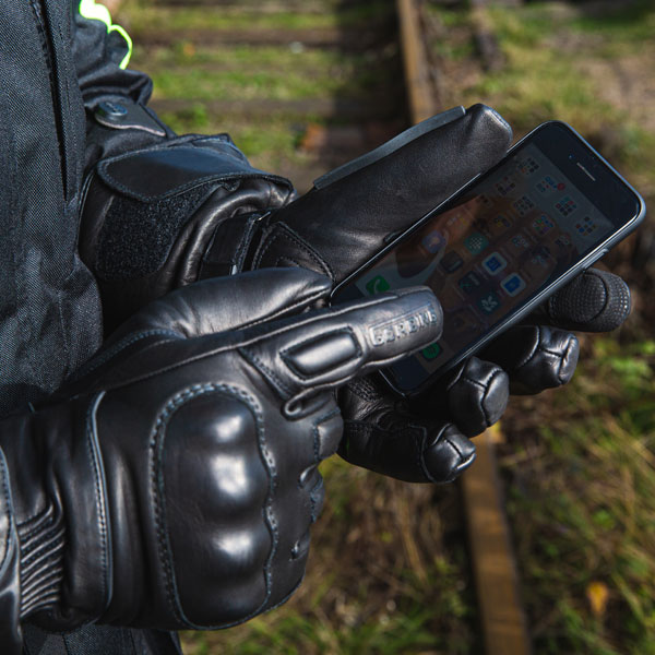gerbing_heated-gloves-leather_xrl_black_lifestyle5.jpg