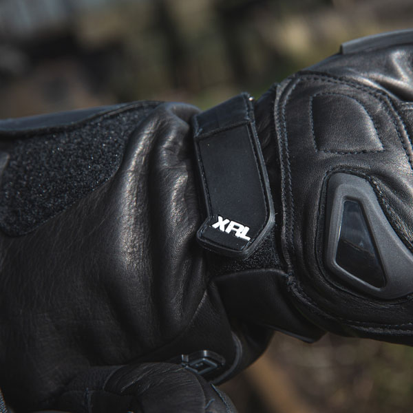gerbing_heated-gloves-leather_xrl_black_lifestyle6.jpg