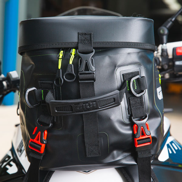 givi_luggage_grt715-waterproof-tank-bag-20-litre_lifestyle3.jpg