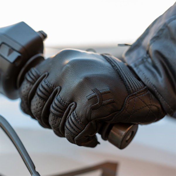 halvarssons_gloves_leather_hofors_black_lifestyle1.jpg