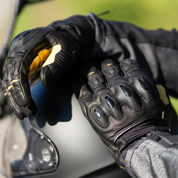 halvarssons_leather-gloves_flon_black-tan_lifestyle3.jpg