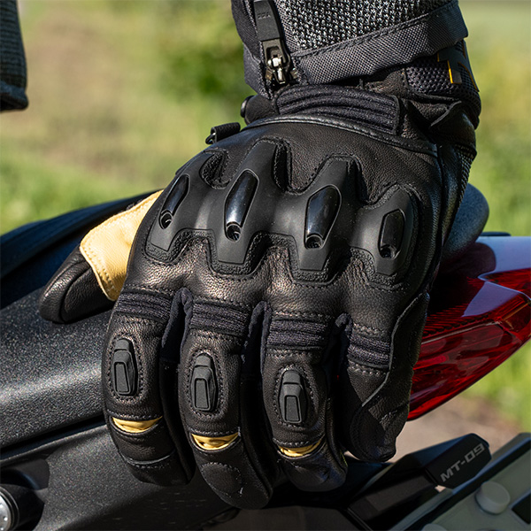 halvarssons_leather-gloves_flon_black-tan_lifestyle4.jpg