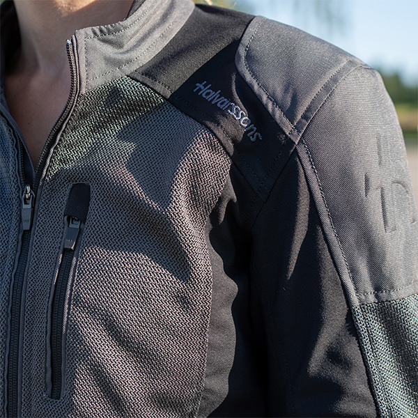 halvarssons_textile-jacket_arvika-ladies_dark-grey_lifestyle1.jpg