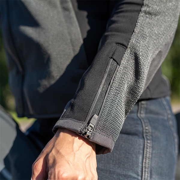 halvarssons_textile-jacket_arvika-ladies_dark-grey_lifestyle2.jpg