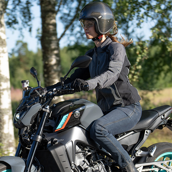 halvarssons_textile-jacket_arvika-ladies_dark-grey_lifestyle5.jpg