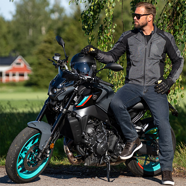 halvarssons_textile-jacket_arvika_dark-grey_lifestyle3.jpg