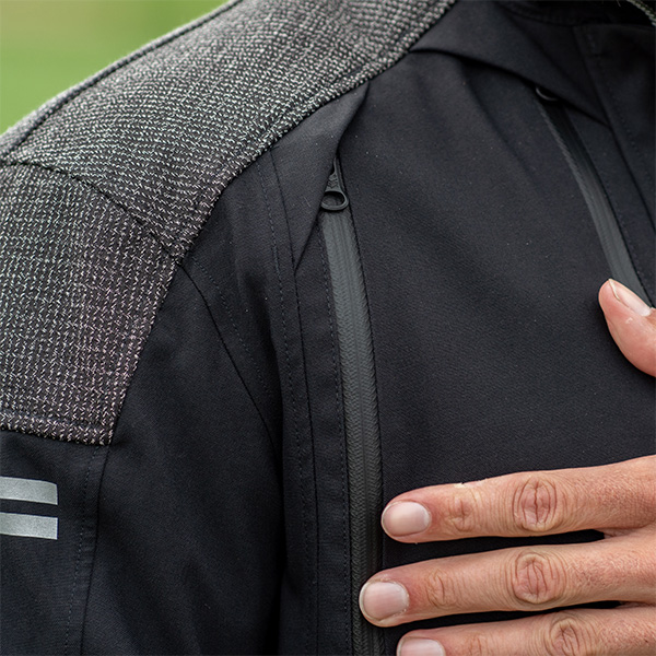 halvarssons_textile-jackets_dalen_black_lifestyle1.jpg