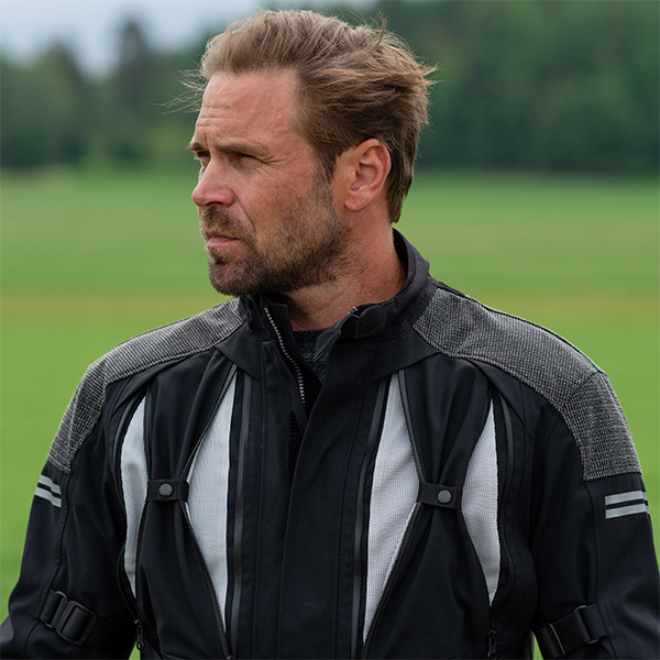 halvarssons_textile-jackets_dalen_black_lifestyle3.jpg