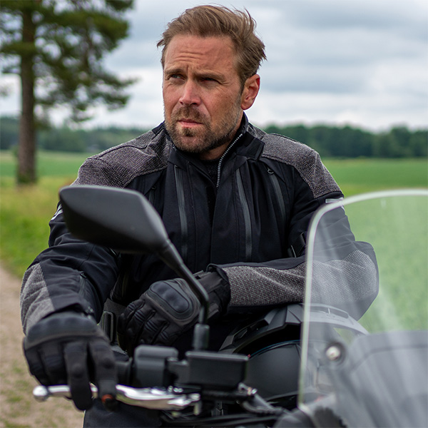 halvarssons_textile-jackets_dalen_black_lifestyle4.jpg