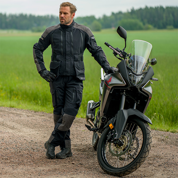 halvarssons_textile-jackets_dalen_black_lifestyle5.jpg