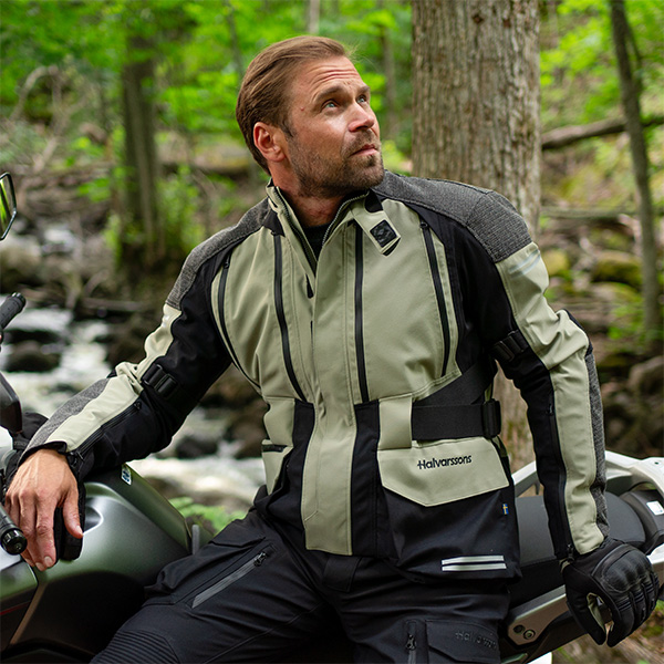 halvarssons_textile-jackets_dalen_khaki-black_lifestyle1.jpg