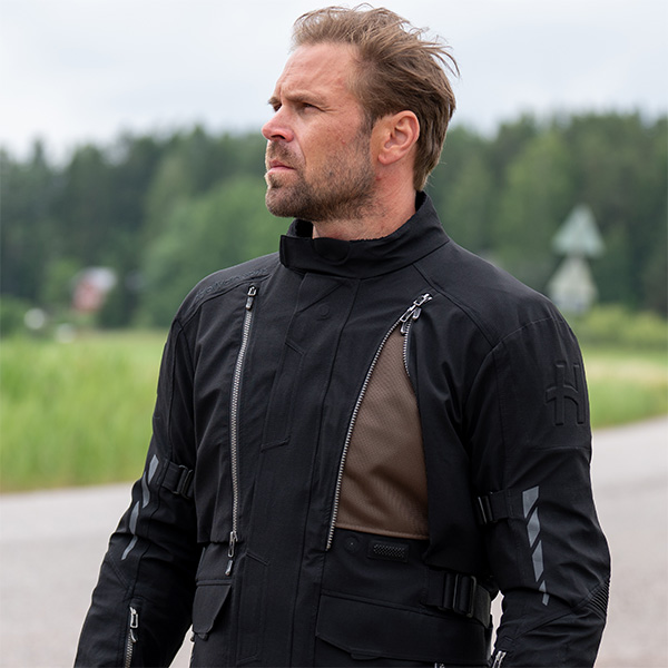 halvarssons_textile-jackets_vinvallen_black_lifestyle3.jpg