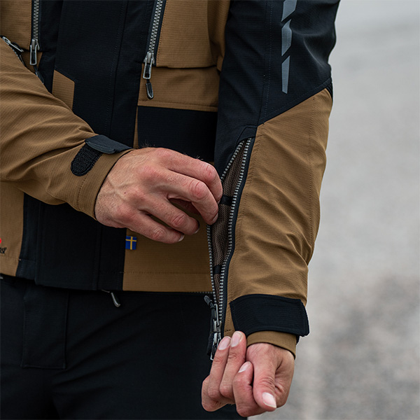 halvarssons_textile-jackets_vinvallen_brown-black_lifestyle2.jpg