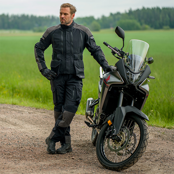 halvarssons_textile-jeans_dalen_black_lifestyle1.jpg