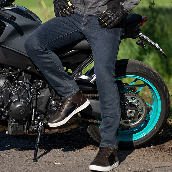 halvarssons_x-ard-jeans_rogen_blue_lifestyle1.jpg