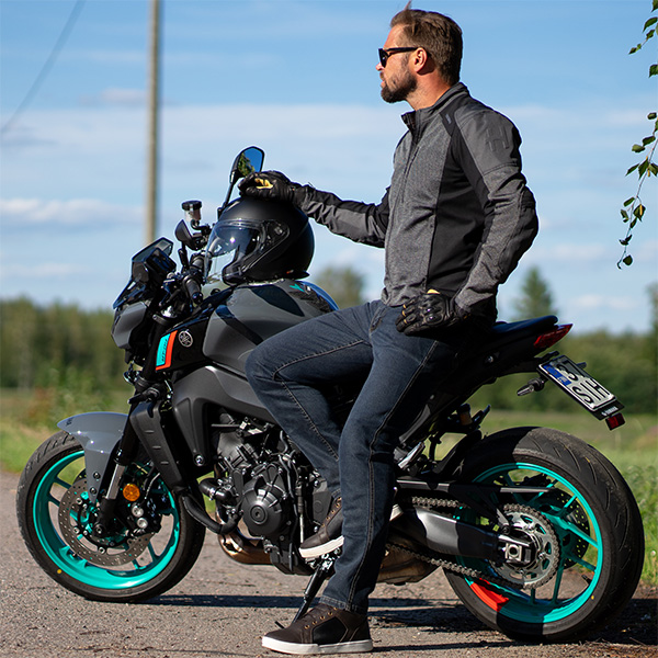 halvarssons_x-ard-jeans_rogen_blue_lifestyle2.jpg