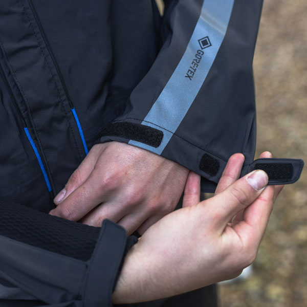 held_jacket-textile_clip-in-gtx-evo_black_lifestyle8.jpg