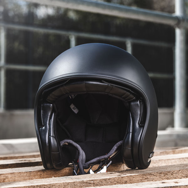 hjc_helmet_v30_matt-black_lifestyle11.jpg