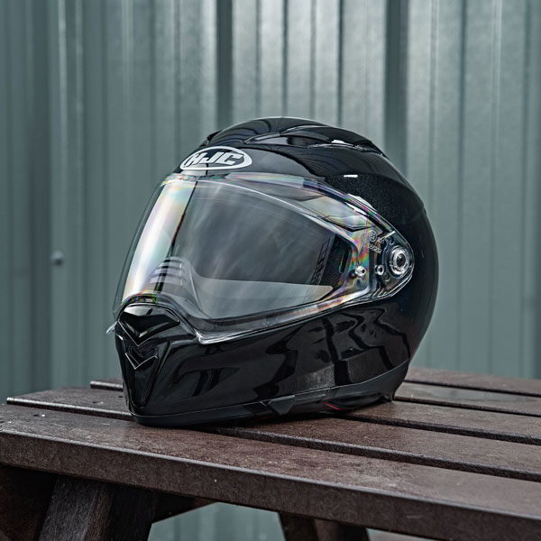 hjc_helmets_f70_solid_gloss-black_lifestyle1.jpg