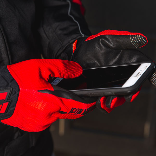icon_gloves-textile_anthem-2_red_lifestyle6.jpg