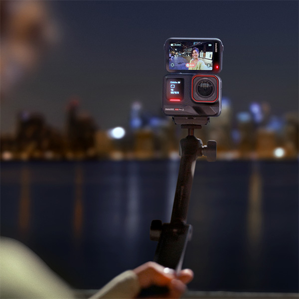 insta360_action-cameras_ace-pro-2-motorcycle-bundle_lifestyle5.jpg