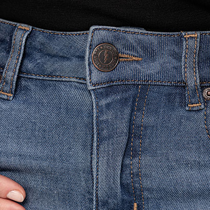 john-doe_jeans_ladies-mono-ruby-aramid-denim_light-blue_lifestyle5.jpg