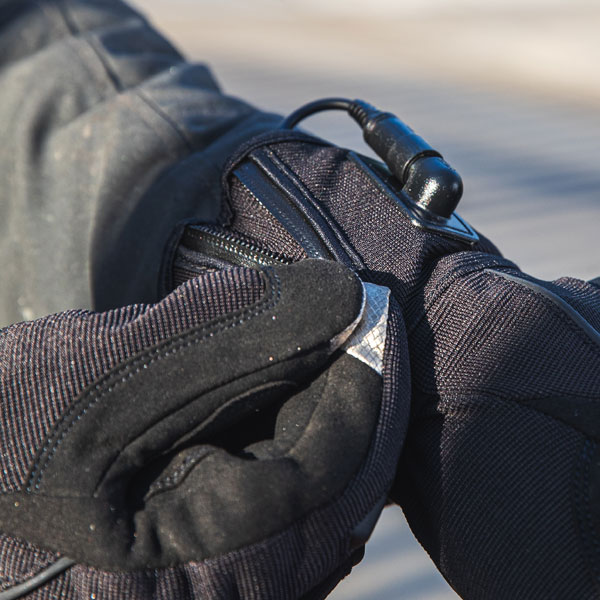 keis_gloves-textile_g701s_heated-armoured-short_lifestyle8.jpg