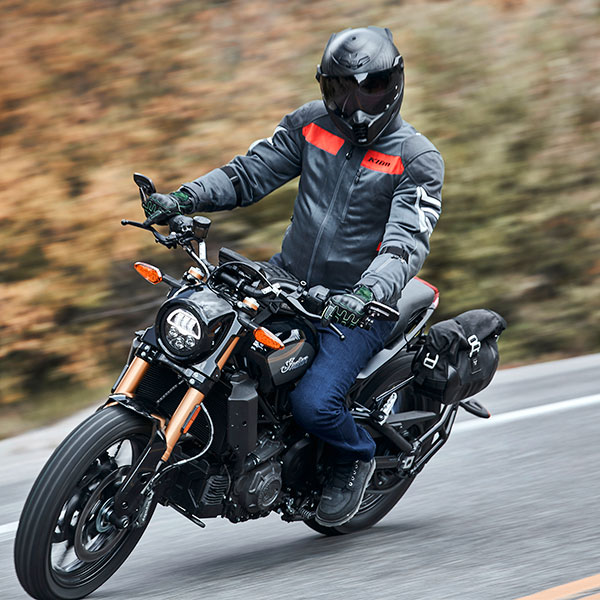 klim_textile-jacket_induction-pro_asphalt-redrock_lifestyle1.jpg