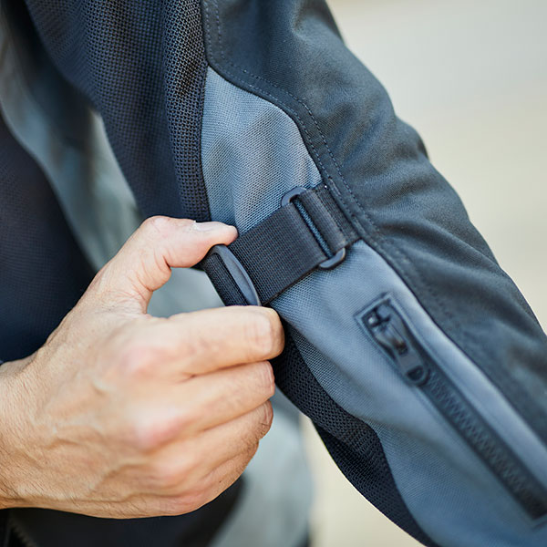 klim_textile-jacket_induction_black_lifestyle3.jpg